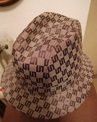 Cappello Sisley molto bello e ben tenuto