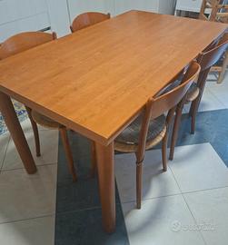 Tavolo in legno allungabile con sedie