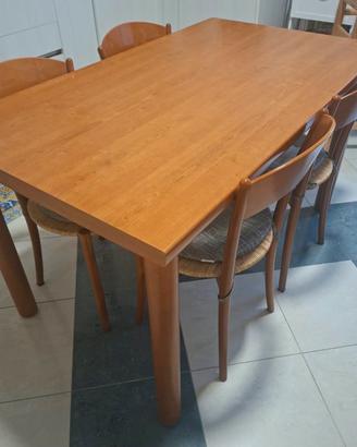 Tavolo in legno allungabile con sedie