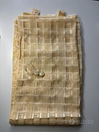 Due tende gialle con fermatende abbinati