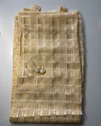 Due tende gialle con fermatende abbinati