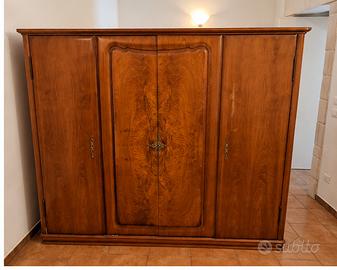 Elegante armadio vintage in legno con radica