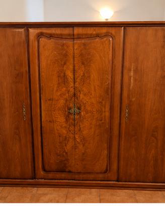 Elegante armadio vintage in legno con radica