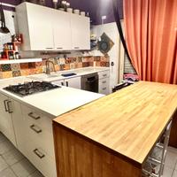 CUCINA BIANCA + TAVOLO LEGNO