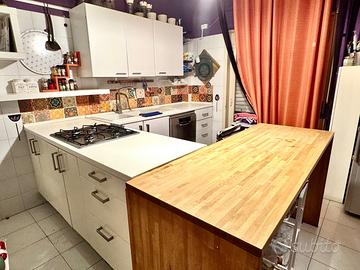 CUCINA BIANCA + TAVOLO LEGNO