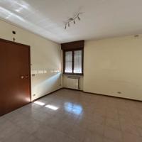 Bilocale piano terra box privato