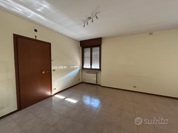 Bilocale piano terra box privato