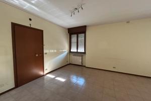 Bilocale piano terra box privato