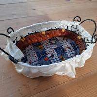 Grazioso cesto in vimini con manici in metallo