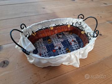 Grazioso cesto in vimini con manici in metallo