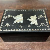 Scatola orientale laccata con decori in madreperla