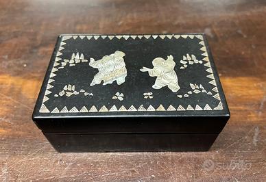 Scatola orientale laccata con decori in madreperla