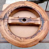 Antica ruota di un tornio in legno