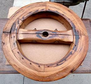 Antica ruota di un tornio in legno