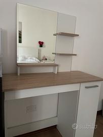Scrivania trucco con specchio