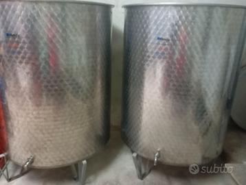 Botte in acciaio per fare il vino