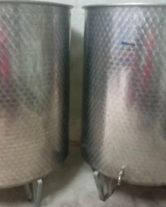 Botte in acciaio per fare il vino