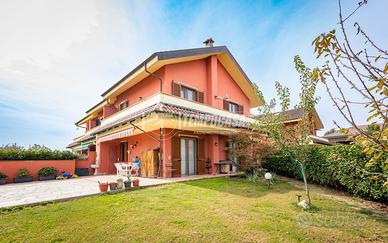 VILLETTA a SCHIERA libera su tre lati con GIARDINO