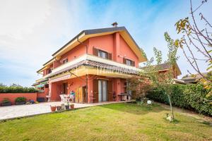 VILLETTA a SCHIERA libera su tre lati con GIARDINO
