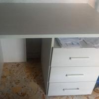 Scrivania con cassetti 
