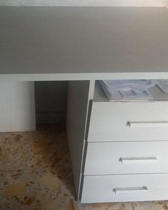 Scrivania con cassetti 