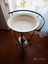 Oggetto d'antiquariato in ceramica bianca