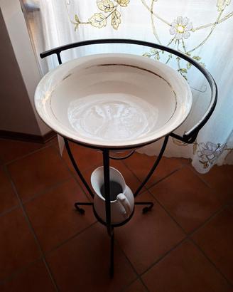 Oggetto d'antiquariato in ceramica bianca