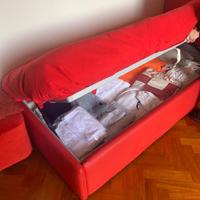 Letto singolo con contenitore e materasso.