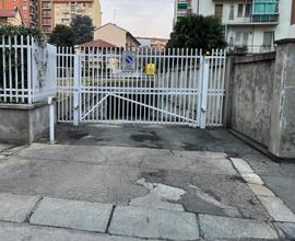 Ampio box auto zona Pozzo Strada