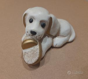 cagnolino Thun che gioca con una ciabatta 