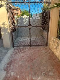 Cancello d’ingresso doppio con serratura automatic