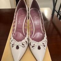 Scarpe eleganti bianche nuove