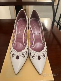 Scarpe eleganti bianche nuove