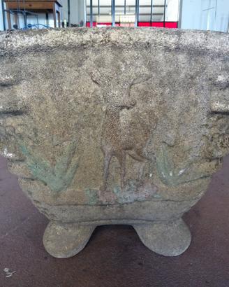 Vaso in cemento con cerbiatto su una facciata