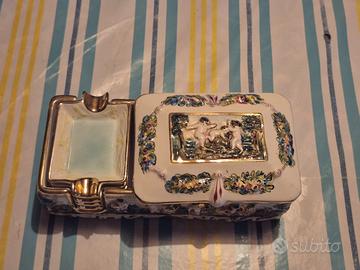 Portasigarette con posaceneri di Capodimonte