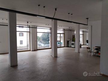 Attività / Licenza di 330 m² con 2 locali a San Gi
