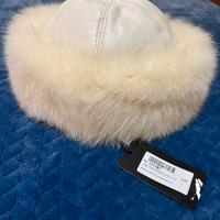 Cappello in materiale naturale bianco