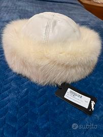 Cappello in materiale naturale bianco