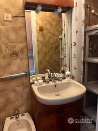 Mobile bagno completo con lavabo e specchio