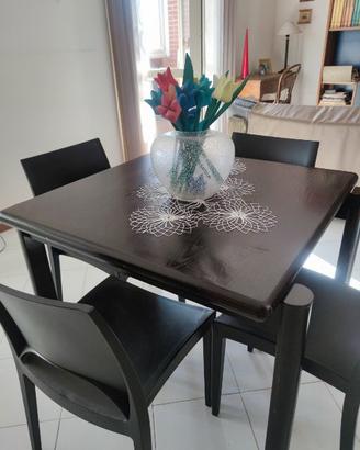 Tavolo in legno nero quadrato con 4 sedie