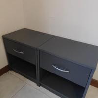 Comodini moderni e compatti in legno.