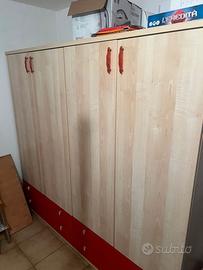 Armadio legno chiaro con inserti rossi