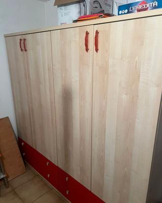 Armadio legno chiaro con inserti rossi