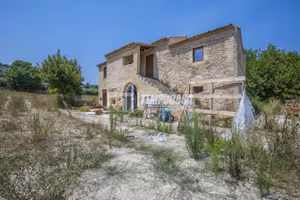 Casale completamente ristrutturato con 20.000 mq d
