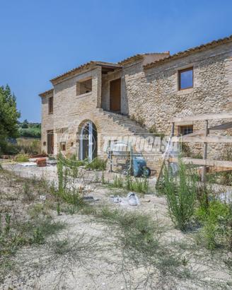 Casale completamente ristrutturato con 20.000 mq d