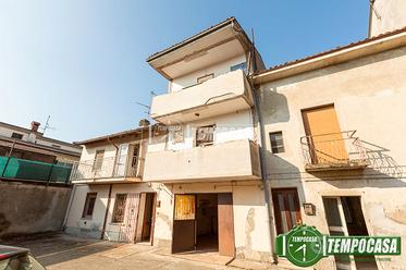 3 CASE SEMI INDIPENDENTI CON CORTILE PRIVATO