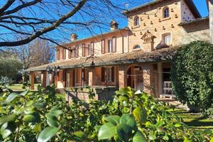 Casa indipendente di 330 m² con più di 5 locali e 