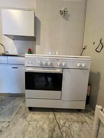 Cucina bianca completa con forno