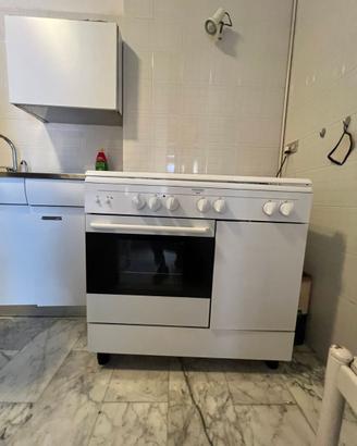 Cucina bianca completa con forno