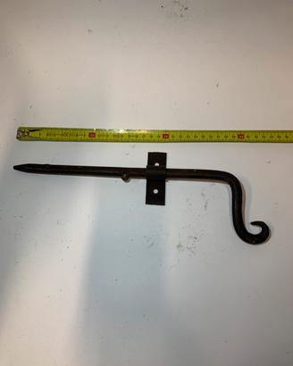 antico chiavistello  forgiato a caldo